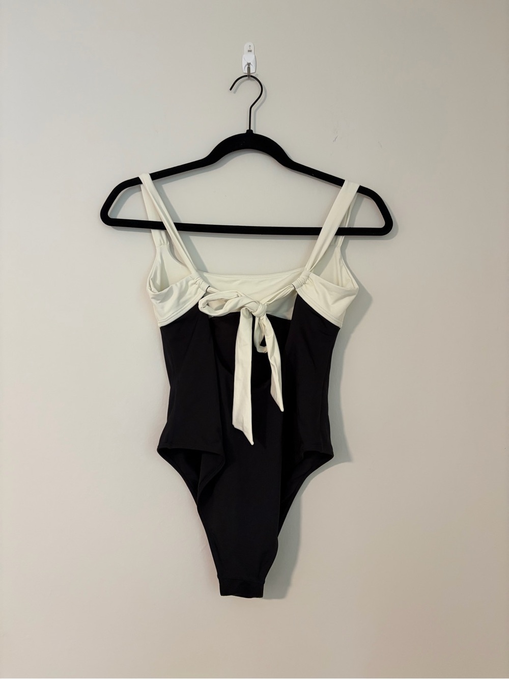 l*space Descanso Color Block White and Black Scoop One-Piece Swimsuit - Picture 6 of 7
